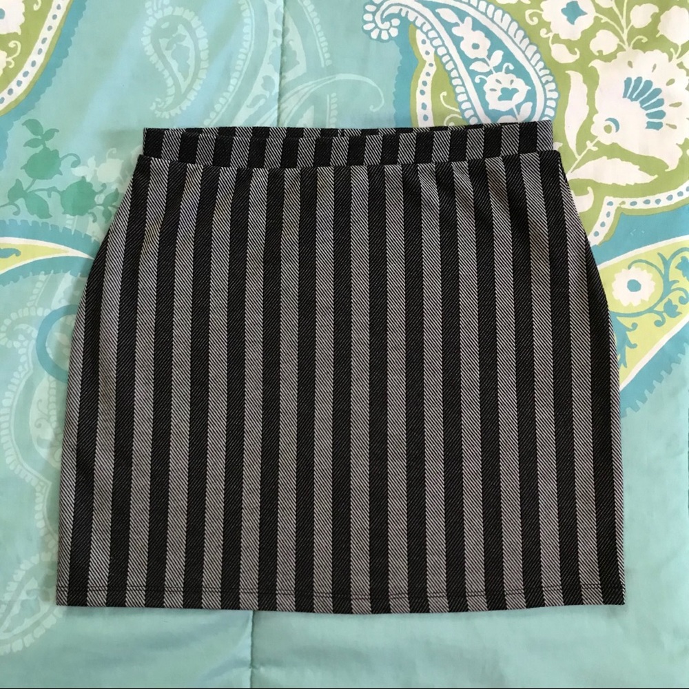 🦋f21 striped skirt